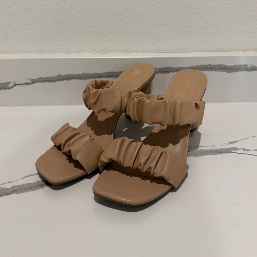 London Fog Ninmac Block Heel Sandals 9.5‎ Nude Beige Ruched Double Strap Mules